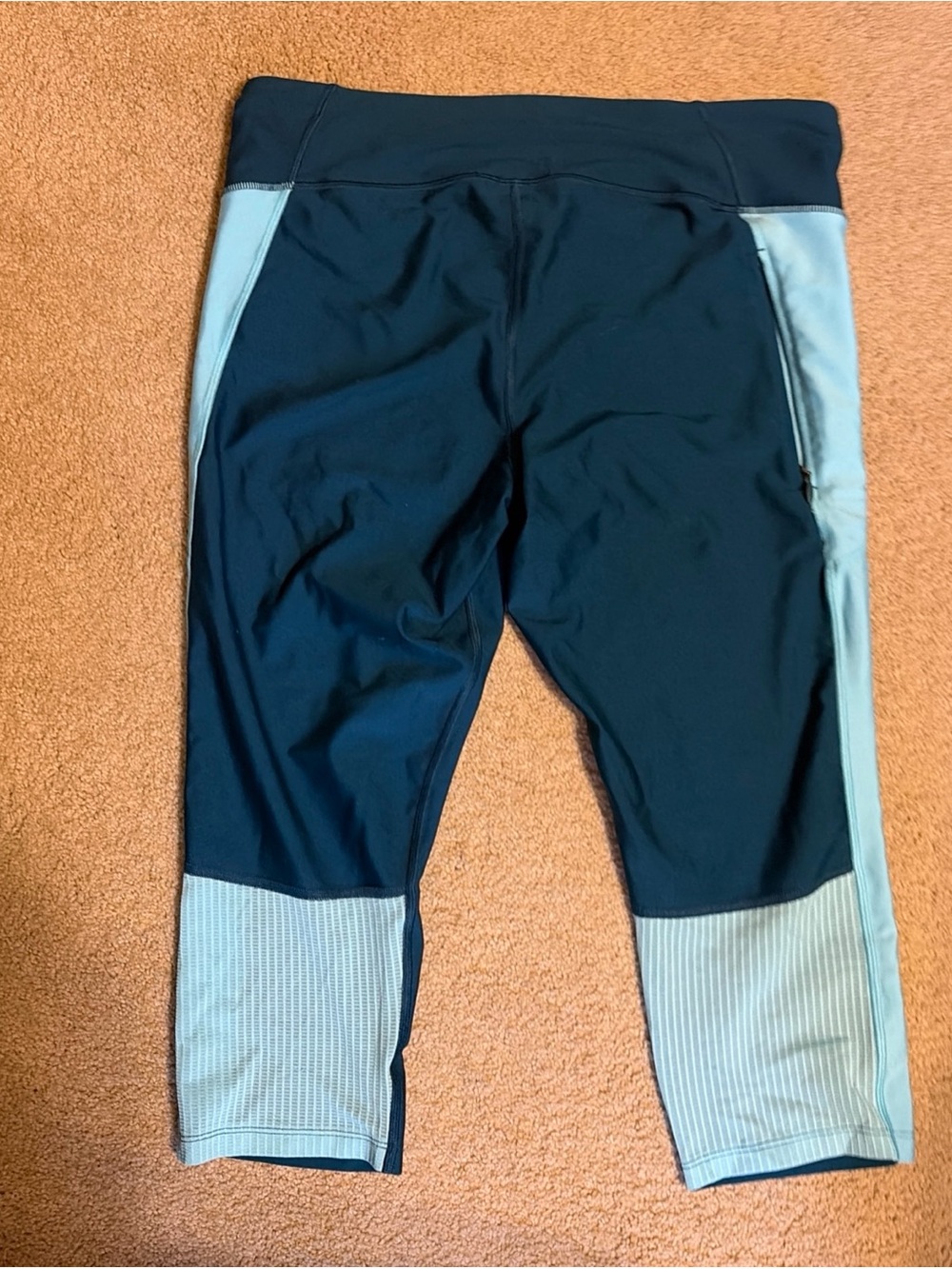 Under Armour women’s cropped leggings XL back zip pocket Heatgear compression - Picture 3 of 11